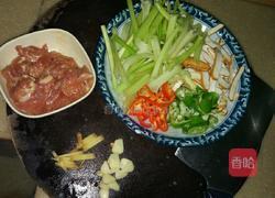 芹菜香干炒肉丝的做法图解1