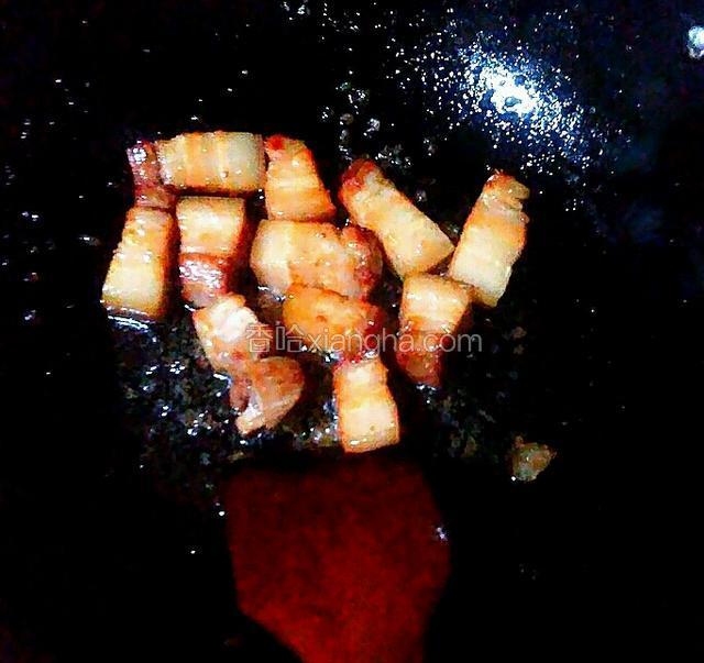 锅里倒一点食用油。放入一块冰糖，炒出糖色。倒入五花肉放少许老抽料酒翻炒均匀，倒入一瓶汽水两片柠檬片加少许苹果醋火烧开改中火煮二十分钟。