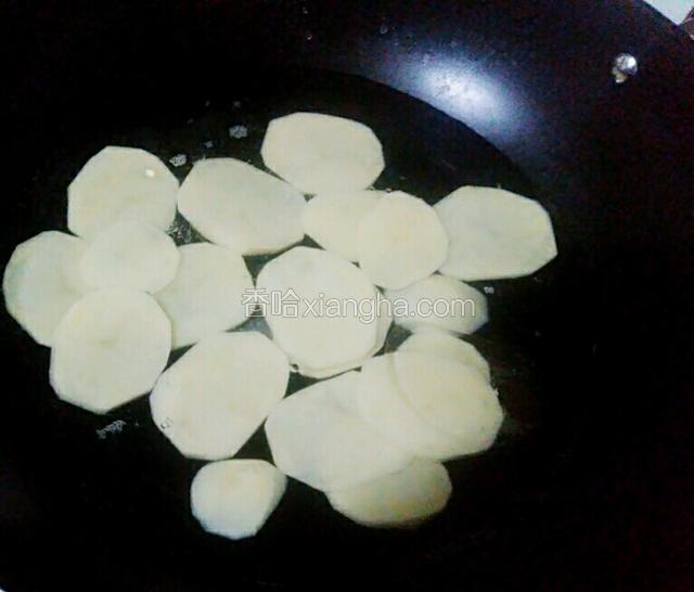 土豆焯水五分钟捞出。。