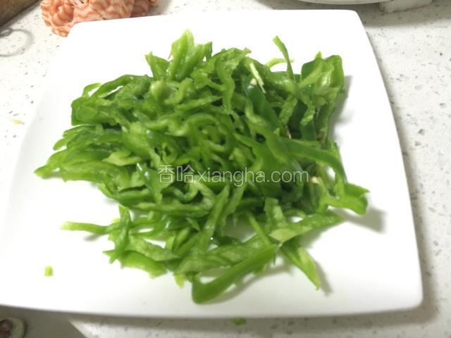 辣椒洗干净切丝备用