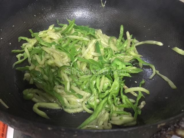 辣椒和茄子好软之后出水状态.加入大蒜和盐.搅拌均匀加入鸡精