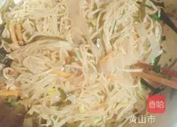 Illustrations of colorful and diverse noodles 6