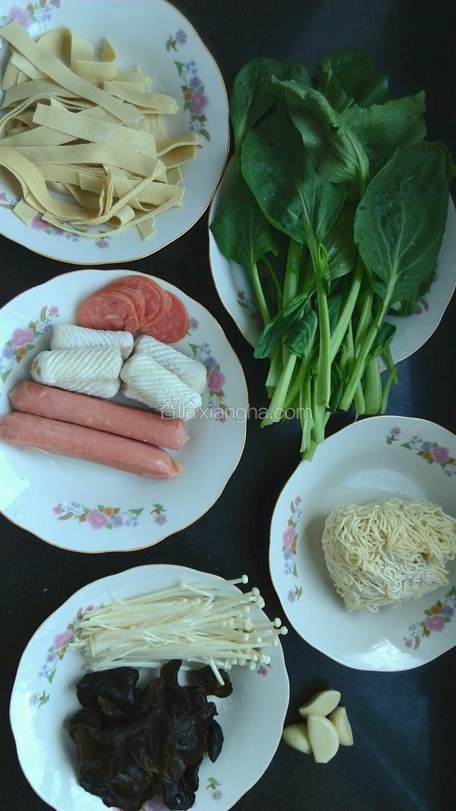 主料集合，菜洗净，豆腐皮切粗条，烤肠切断。