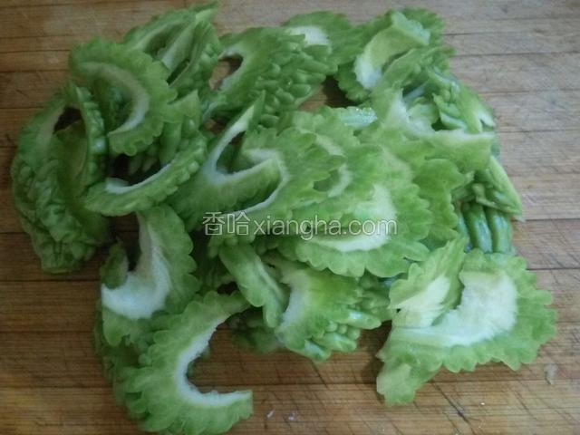 把苦瓜顺长切开，去瓤去籽，斜刀切成薄片