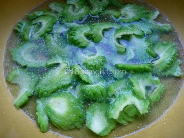 锅里放清水烧开，滴几滴油，少许盐，放入苦瓜淖三分钟左右