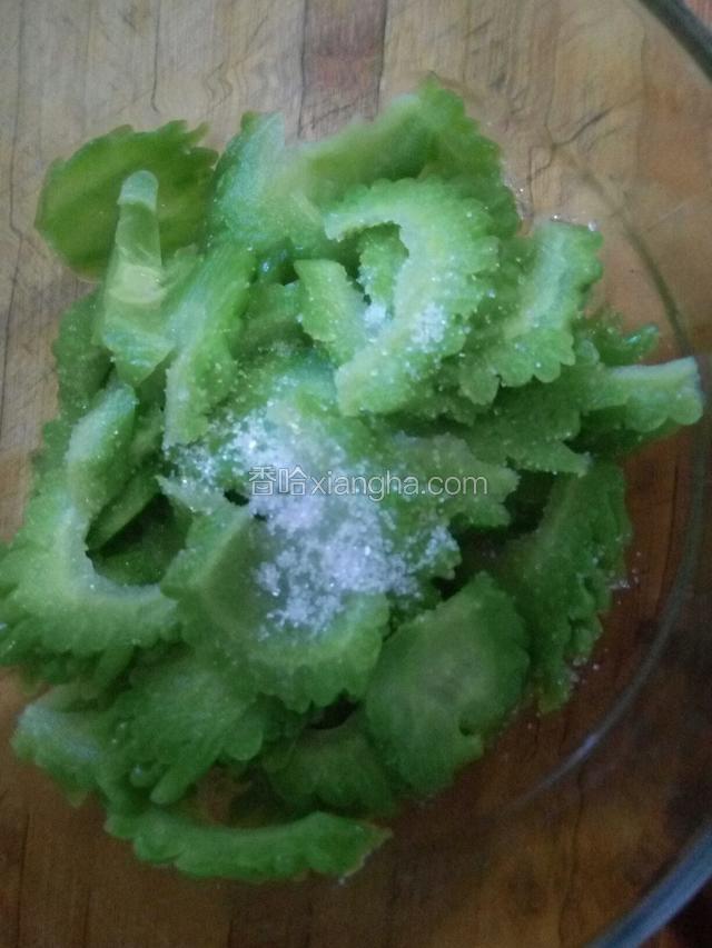 放入适量白醋，白糖，香油拌均匀