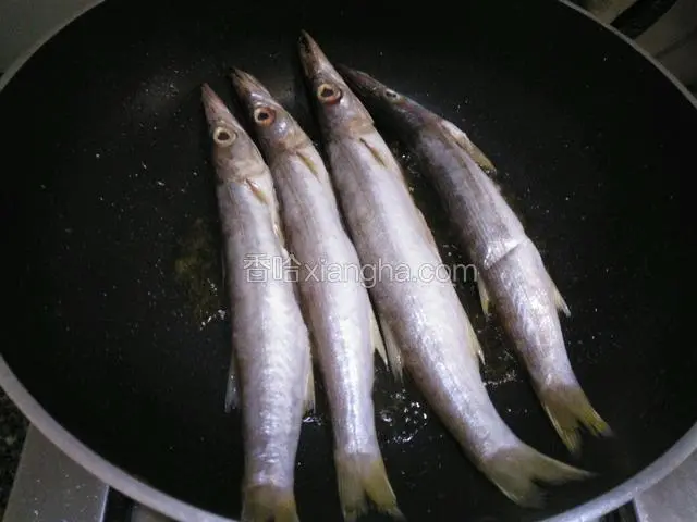 热油锅下鱼入锅煎