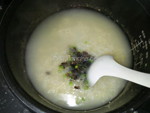 粥基本熟了，就加海参和葱花，继续煮10分钟