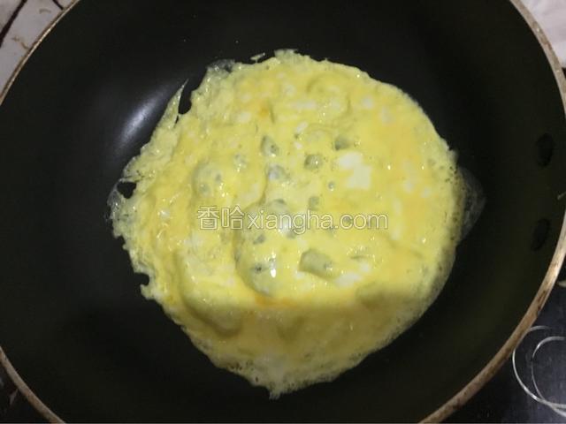 平底锅刷点油倒入一半的鸡蛋液