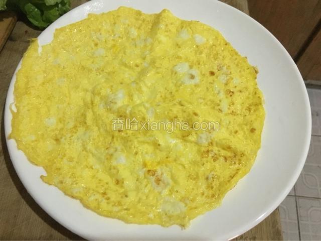 煎好的饼倒到碟子上备用