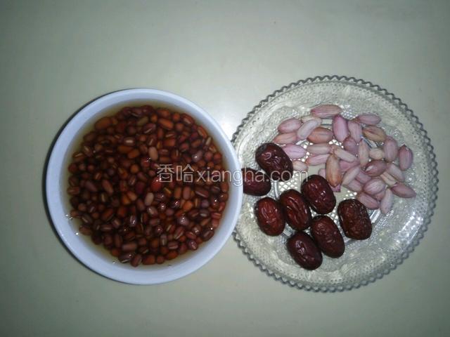 红豆提前浸泡三四个小时，红枣花生洗净
