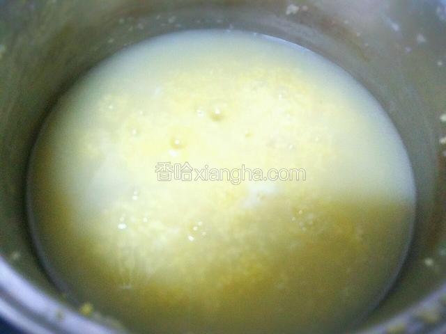 三十分钟后玉米淀粉勾芡，倒入锅中，用汤勺将淀粉搅匀。锅开后煮一分钟就可以啦。