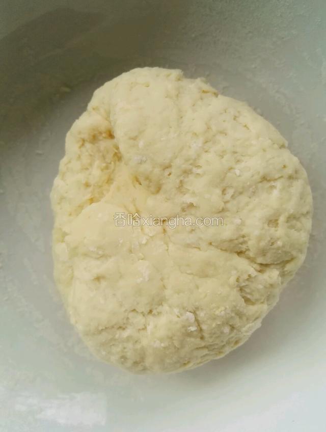搅拌均匀后缓慢加入少量水，和成较硬的面团盖湿布醒20分钟
