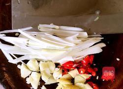 酸辣青椒土豆丝的做法图解1