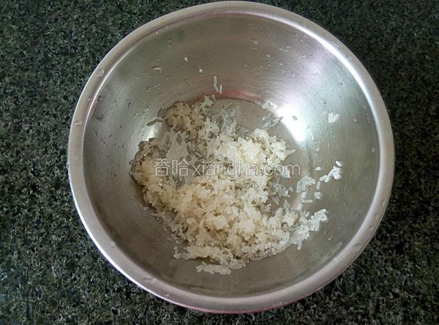 淘干净米，放点花生油搅拌。