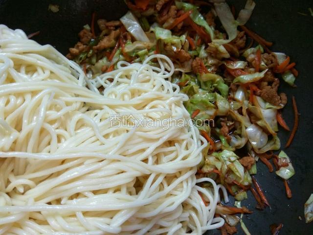 炒到菜上色，包菜变软，放入面条。