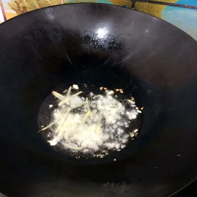 锅中热适量油，放入蒜末、姜丝、爆香。