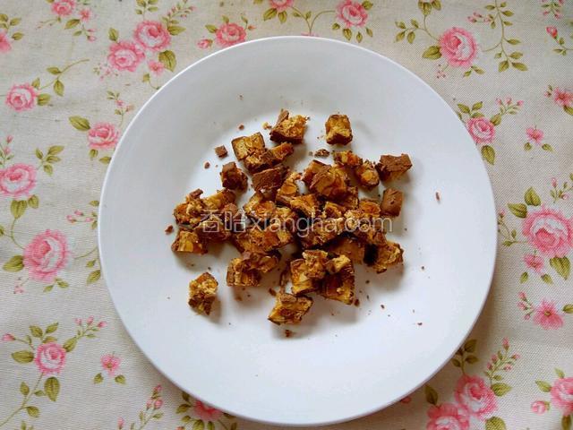士力架切成小块。