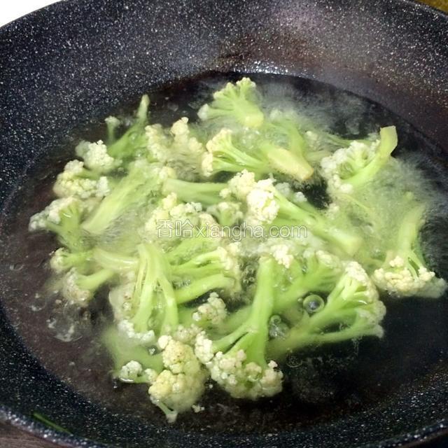 锅烧开水下花菜绰水片刻后捞出沥干水分备用。