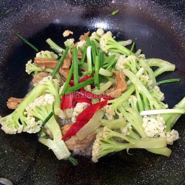 加葱段，红椒块一起翻炒均匀，断生后加入两勺生抽，适量盐调味出锅。