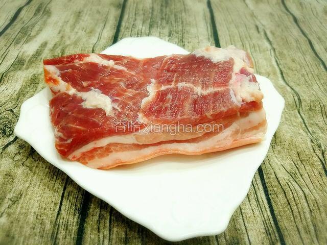 将五花肉洗干净备用。