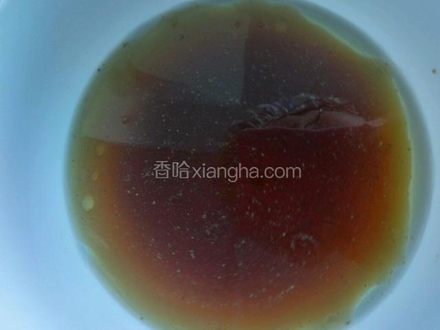 准备面碗，里面分别加入盐，生抽，味精，猪油，香醋，倒入高汤和开水。