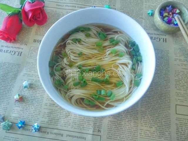 面条捞入，加入葱花儿。