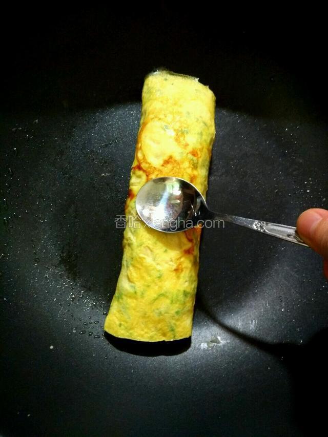 再用勺子压一压，让蛋皮更紧实