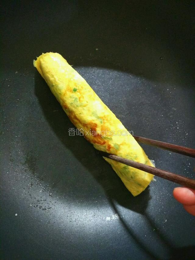 如果喜欢老些再用筷子夹起边边也煎一下