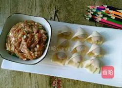 Illustration of how to make wonton stuffing 9