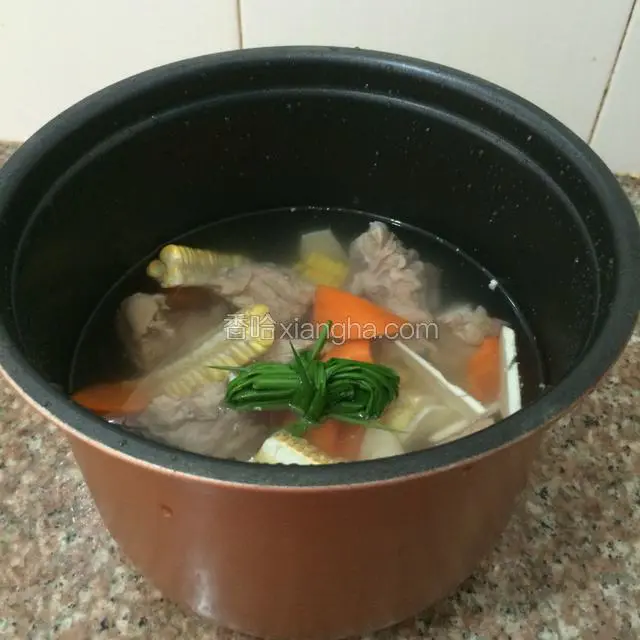 加入适量的清水。