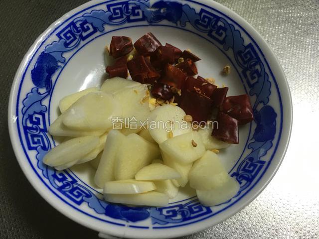 蒜瓣切片，干辣椒切小段；