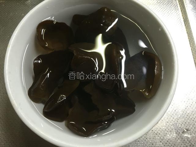 黑木耳提前温水浸泡；