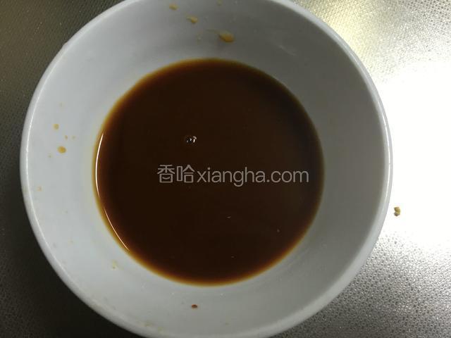 取小碗调味：用生抽，米醋，白糖，盐，鸡精，加入适量淀粉勾兑均匀；
