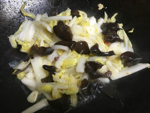 加入黑木耳翻炒；