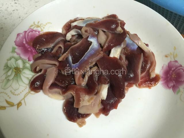 鸡杂清洗干净.我不喜欢吃肠之类的.所以鸡珍多一些.