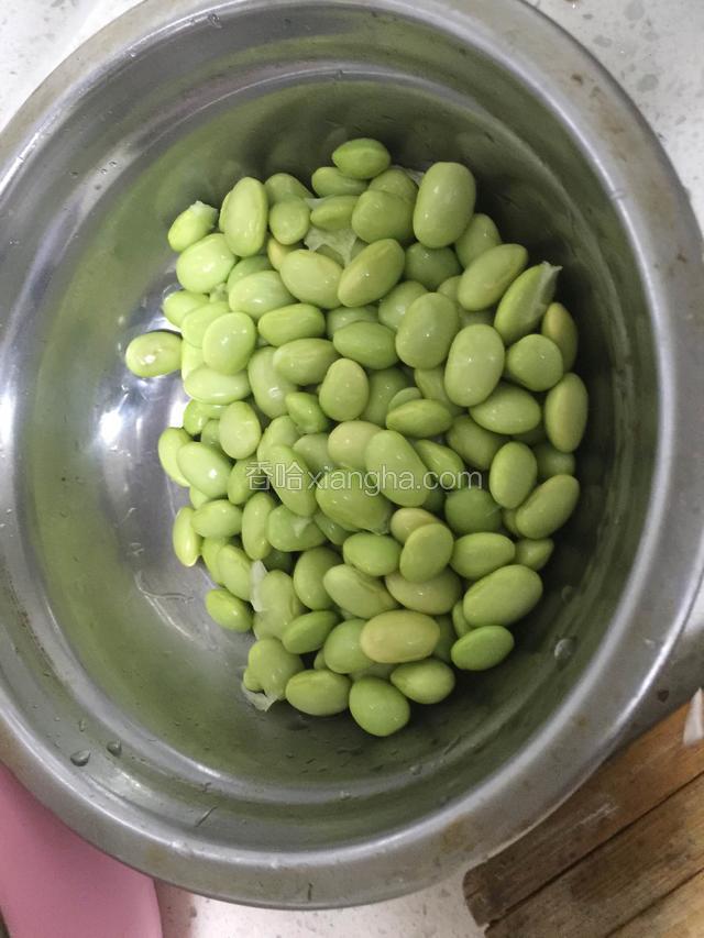 毛豆清洗干净备用