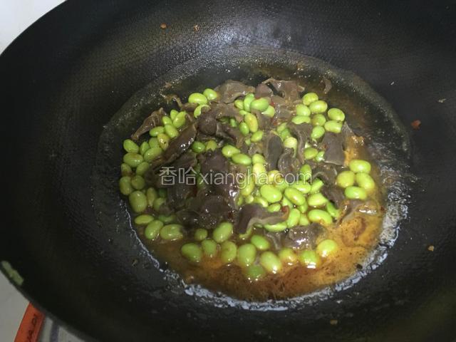 加入水.盐和豆瓣酱.大火烧开.