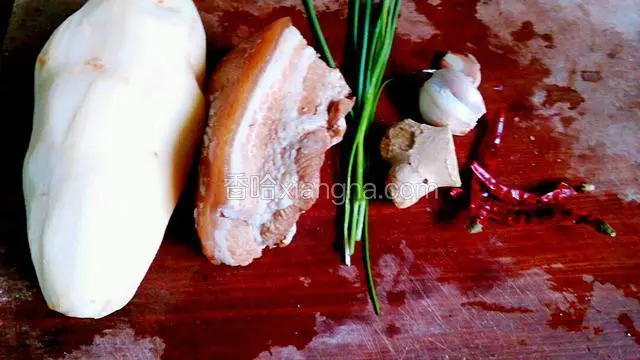 土豆削皮洗净，回锅肉是原来卤好的，解冻备用。生姜，大蒜，小葱洗净备用。