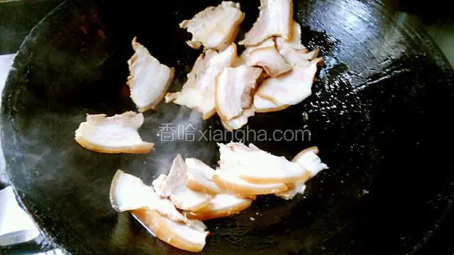 再热锅入回锅肉煎炒至变色出油。