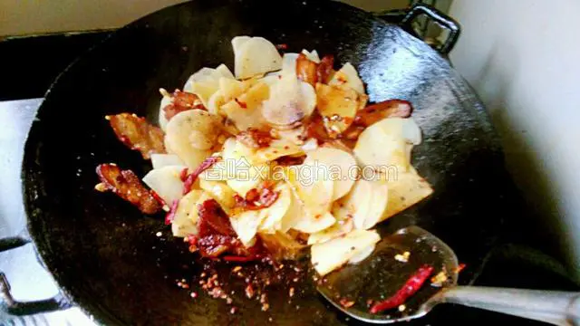 加入胡椒粉，鸡精，小葱炒匀关火。