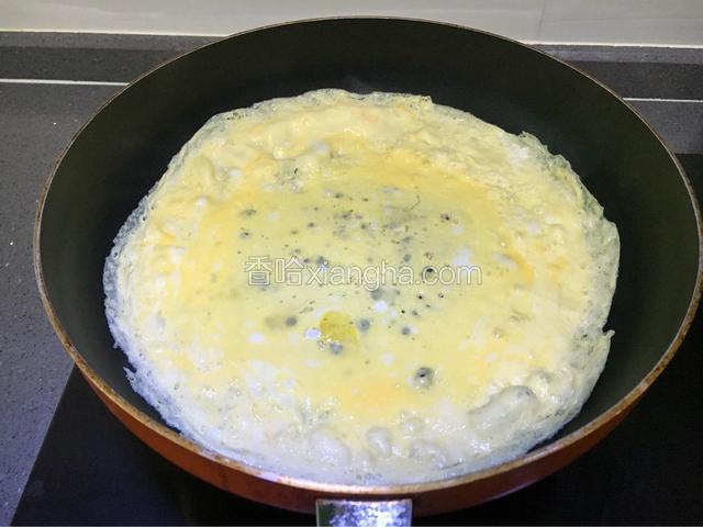 鸡蛋液倒入锅中，煎成蛋皮，放置温热后切条。