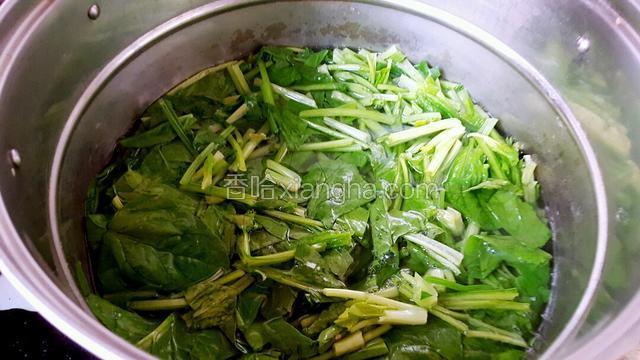 锅中水开后放入菠菜焯水，滴入少量花生油！
