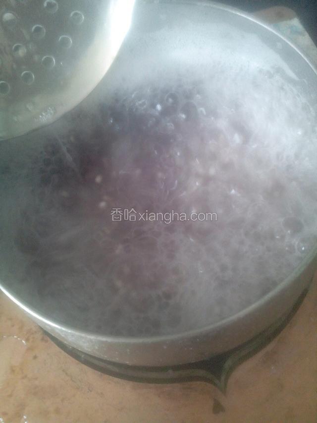 放入开水里，煮至浮起