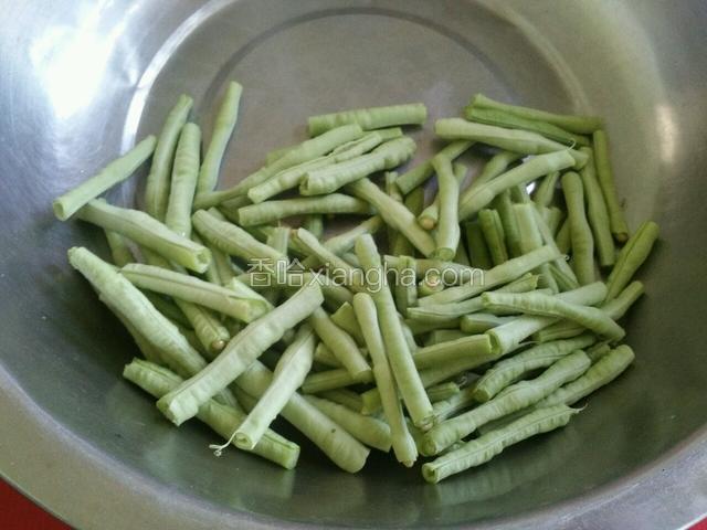 豇豆掰成一小截，一小截的