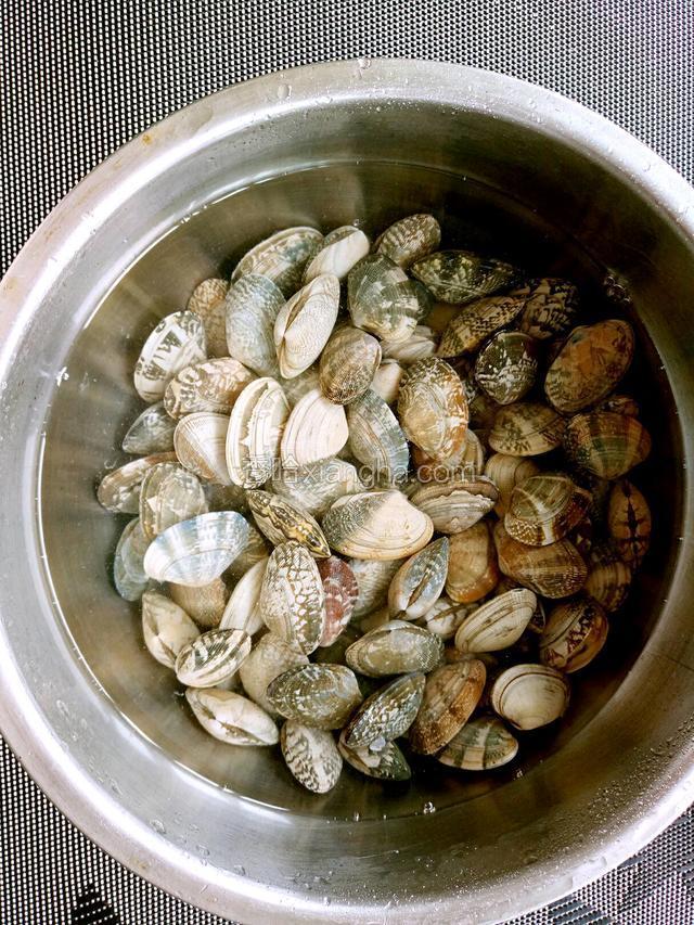 花甲清洗几遍，清水中加适量盐，浸泡2小时以上。