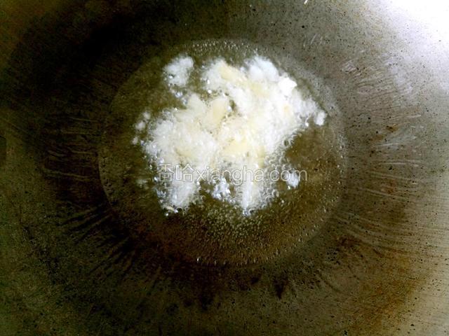 锅中烧油下蒜末，姜丝爆香。