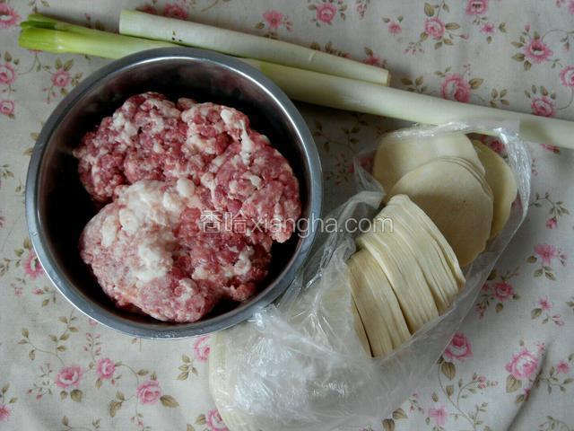准备食材：五花肉、香葱、饺子皮。