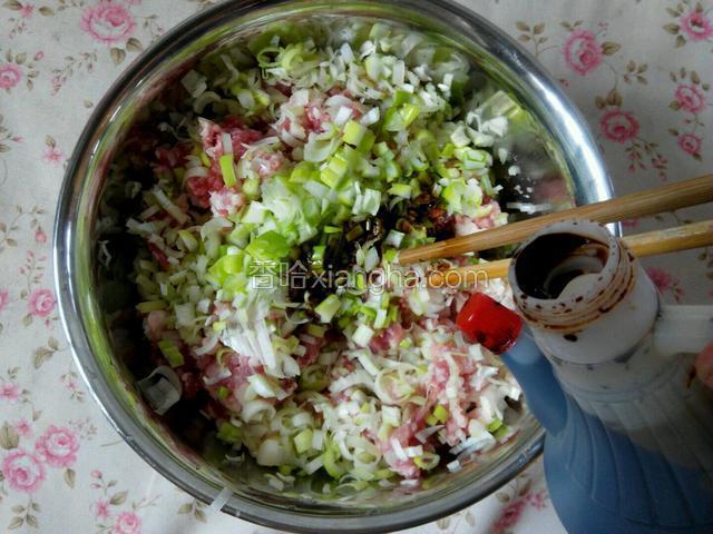 加适量盐、生抽、老抽、鸡精、十三香、香油调味。