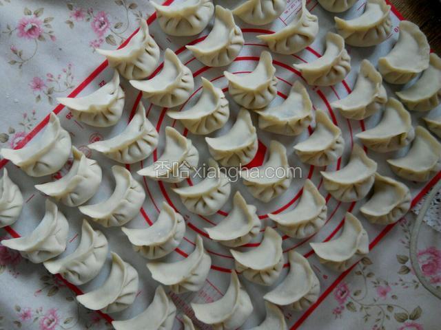 饺子全部包好备用。